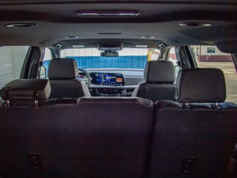 Used 2025 Chevrolet Suburban Z71 image 29