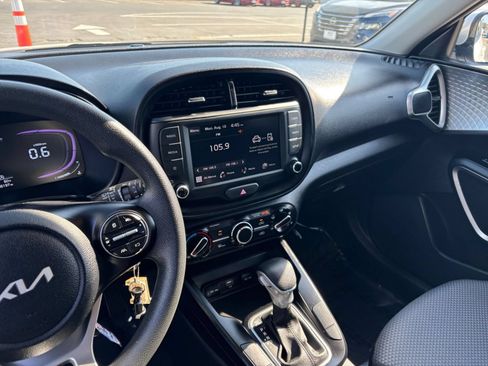 Used 2025 Kia Soul LX w/ LX Technology Package FWD image 17