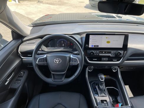 Used 2025 Toyota Grand Highlander AWD image 16