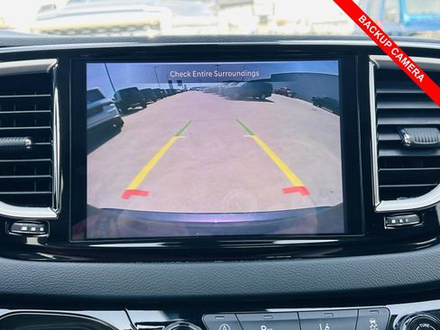 Used 2023 Chrysler Pacifica Touring-L image 10