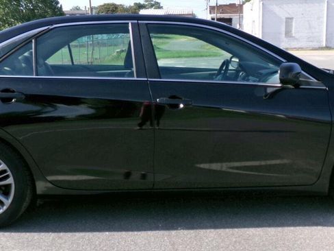 Used 2015 Toyota Camry SE w/ Moonroof Package FWD image 5