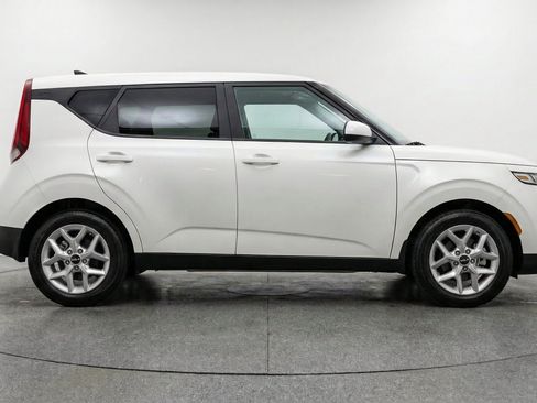 Used 2025 Kia Soul LX w/ LX Technology Package FWD image 11
