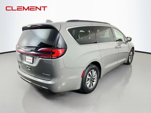 Used 2021 Chrysler Pacifica Touring-L FWD image 6