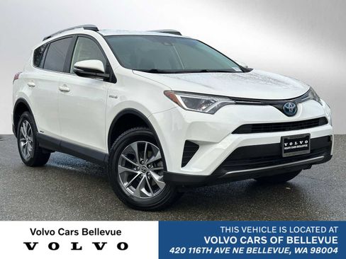 Used 2018 Toyota RAV4 LE image 1