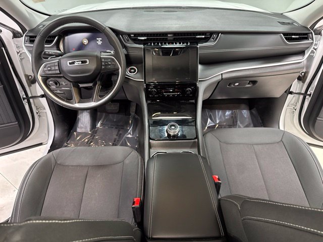 Used 2023 Jeep Grand Cherokee Laredo AWD/4WD image 2