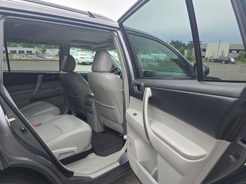 Used 2011 Toyota Highlander SE w/ Tow Pkg AWD/4WD image 15