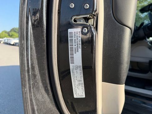 Used 2023 Chrysler Pacifica Limited FWD image 34