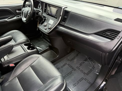 Used 2020 Toyota Sienna SE image 33