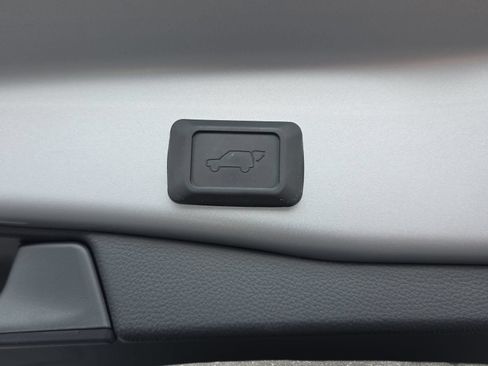 Used 2025 Toyota RAV4 XSE AWD/4WD image 13