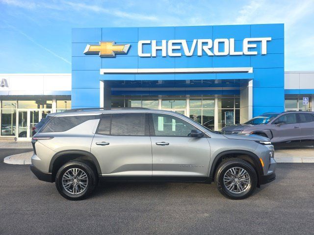 Used 2026 Chevrolet Traverse LT AWD/4WD image 2
