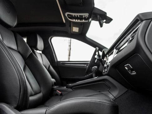 Certified 2026 Porsche Macan AWD/4WD image 38
