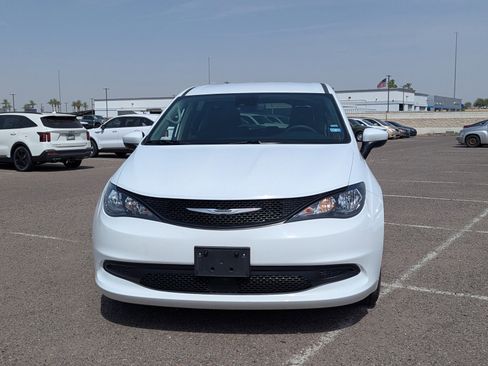 Used 2023 Chrysler Voyager LX image 7