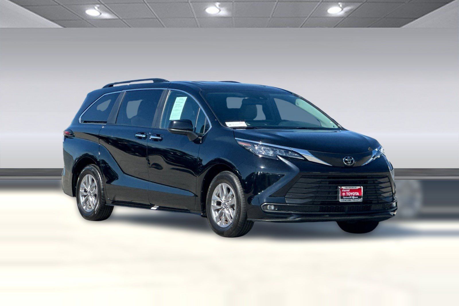 Used 2026 Toyota Sienna XLE FWD image 6