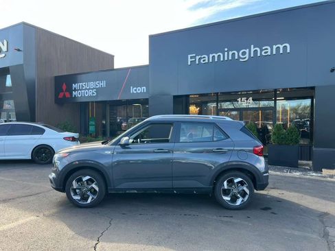 Used 2025 Hyundai Venue SEL image 4