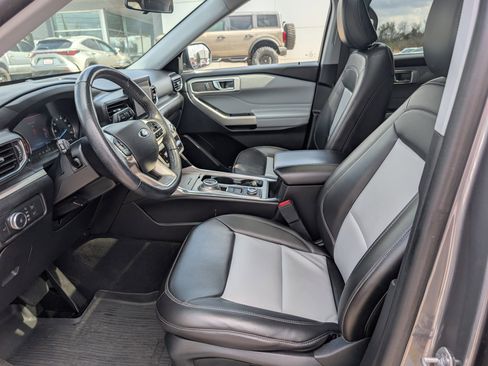Used 2022 Ford Explorer XLT w/ Equipment Group 202A image 18
