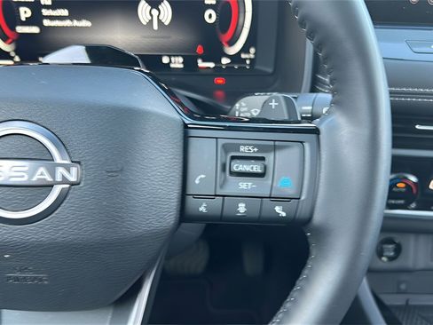 Used 2025 Nissan Rogue SL w/ Tech Package image 27