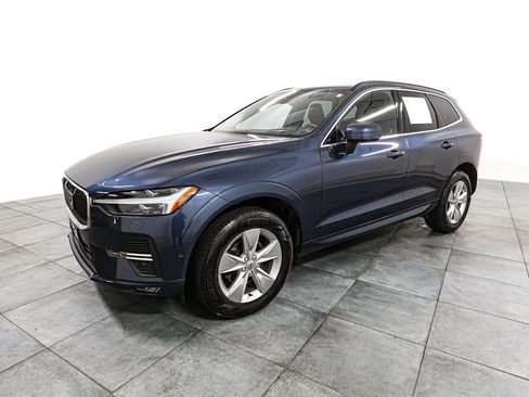 Used 2022 Volvo XC60 B5 Momentum image 3