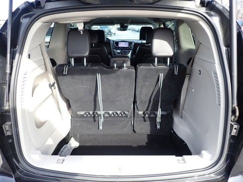 Used 2023 Chrysler Pacifica Touring-L image 8