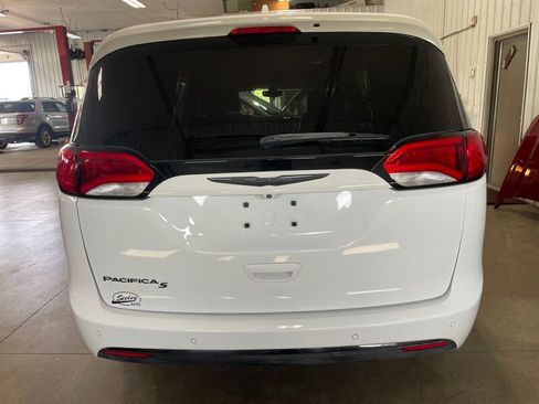 Used 2018 Chrysler Pacifica Touring-L Plus w/ S Appearance Package FWD image 7