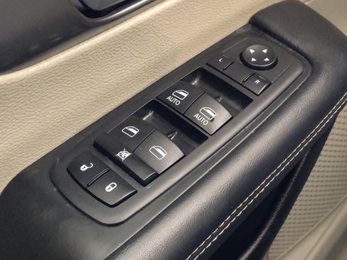 Used 2023 Chrysler Pacifica Touring-L FWD image 27