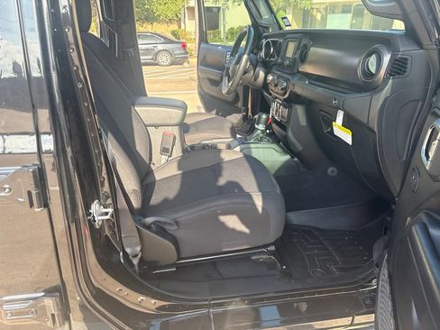 Used 2021 Jeep Gladiator Sport AWD/4WD image 17