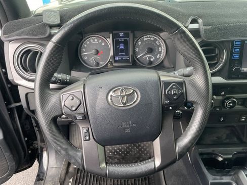 Used 2017 Toyota Tacoma TRD Off-Road image 14