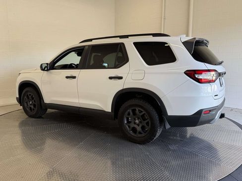Used 2025 Honda Pilot TrailSport image 12
