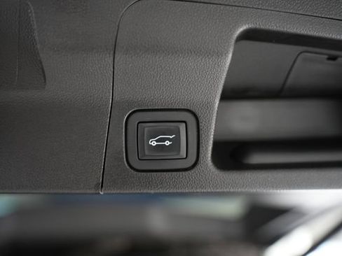 Used 2020 GMC Acadia SLT w/ Driver Alert Package II image 11