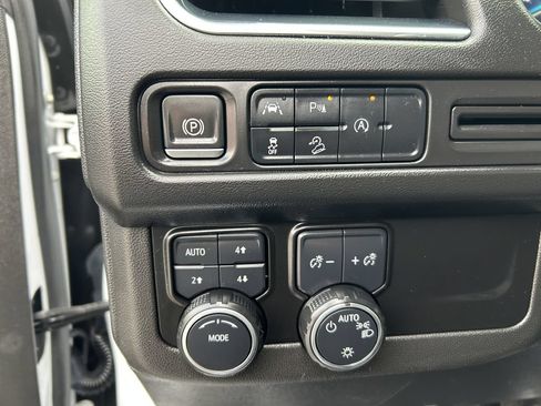 Used 2023 Chevrolet Suburban Premier AWD/4WD image 4