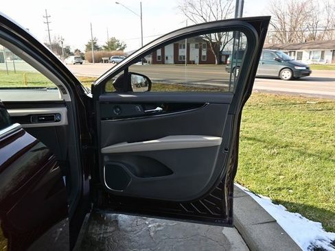 Used 2023 Lincoln Nautilus Reserve w/ Equipment Group 201A image 18