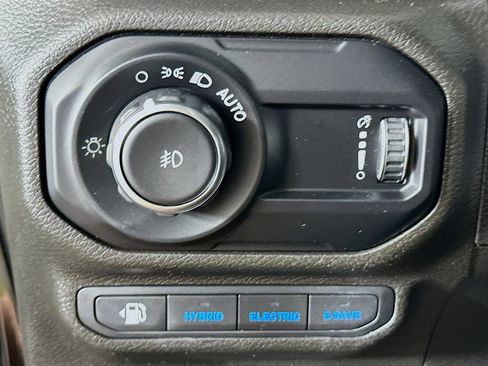 Used 2023 Jeep Wrangler Unlimited Sahara w/ Cold Weather Group AWD/4WD image 16