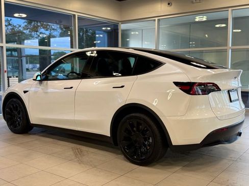 Used 2023 Tesla Model Y AWD image 14