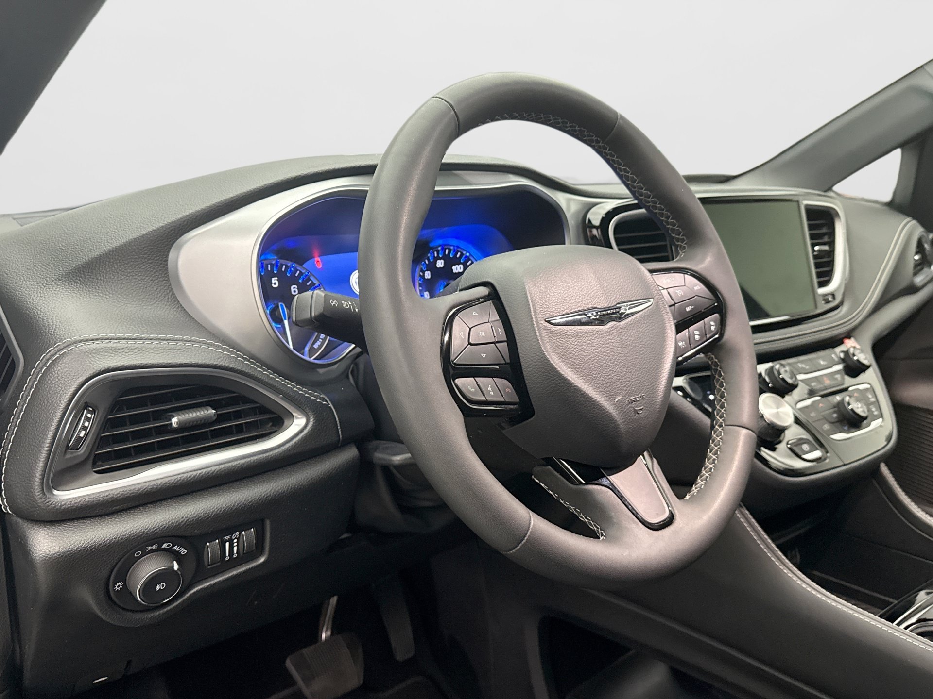 Used 2025 Chrysler Pacifica Limited FWD image 7