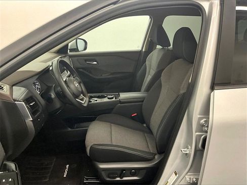 Used 2023 Nissan Rogue SV image 10