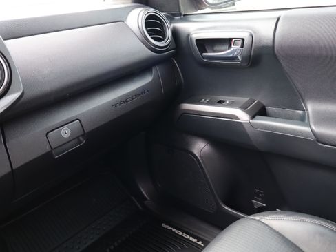 Used 2018 Toyota Tacoma TRD Off-Road w/ TRD Premium Off Road Package image 38