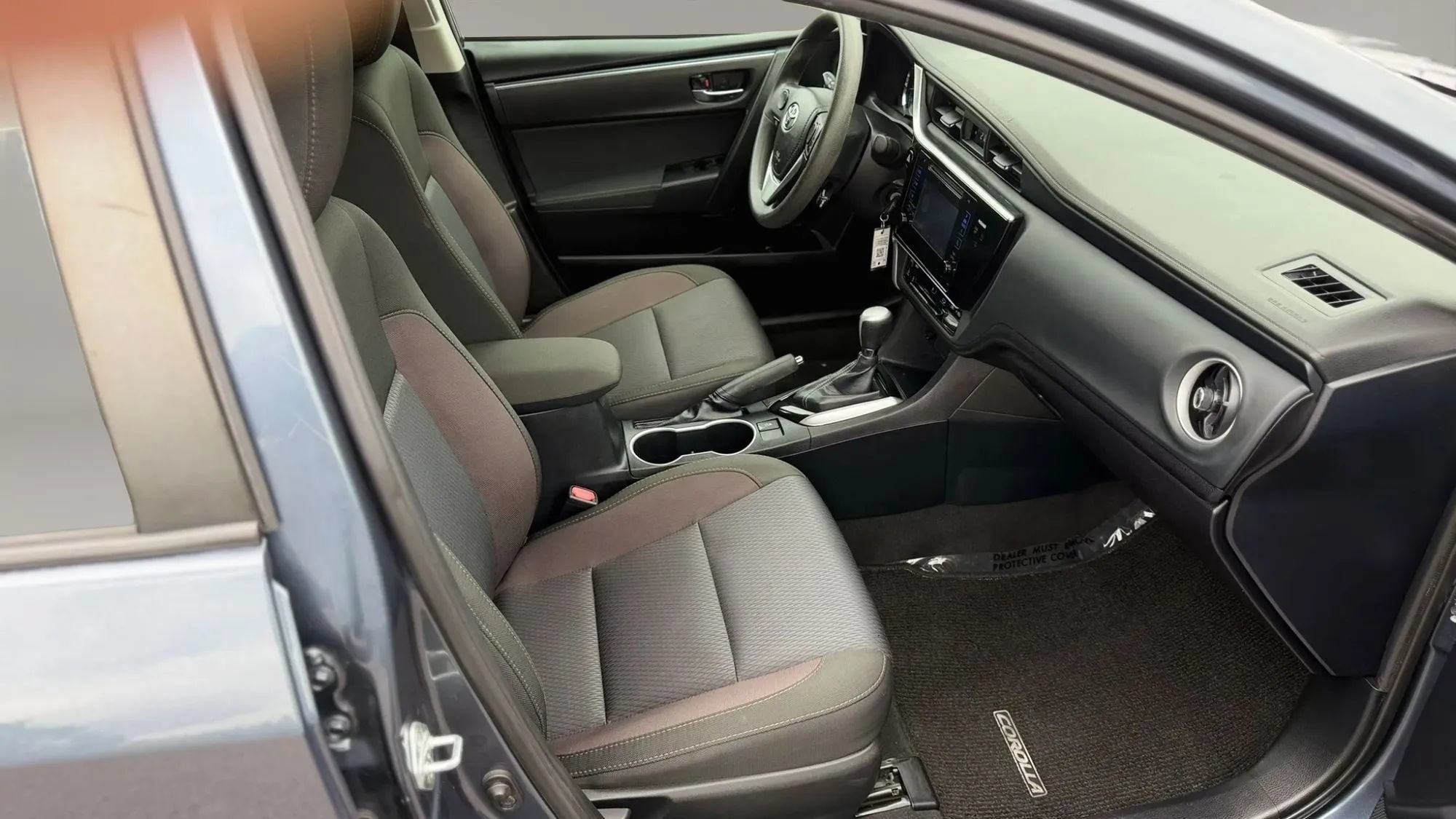 Used 2017 Toyota Corolla LE w/ Carpet Mat Package (TMS) FWD image 17