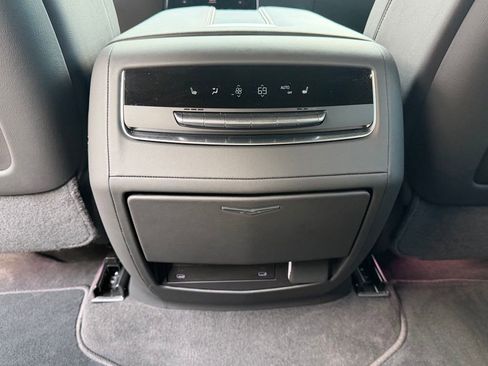 Used 2025 Cadillac Escalade ESV Sport AWD/4WD image 18