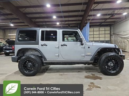 Used 2015 Jeep Wrangler Unlimited Sahara w/ Connectivity Group image 11