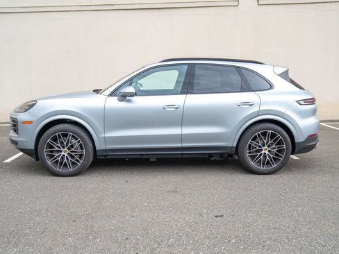 Used 2024 Porsche Cayenne image 2