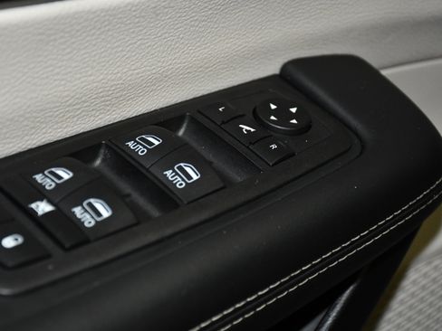 Used 2023 Chrysler Pacifica Limited FWD image 33