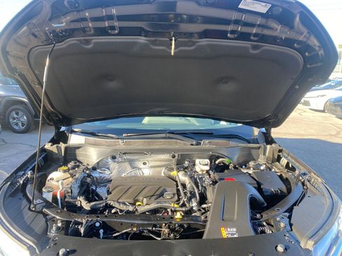 Used 2025 Chevrolet Trax LT image 32