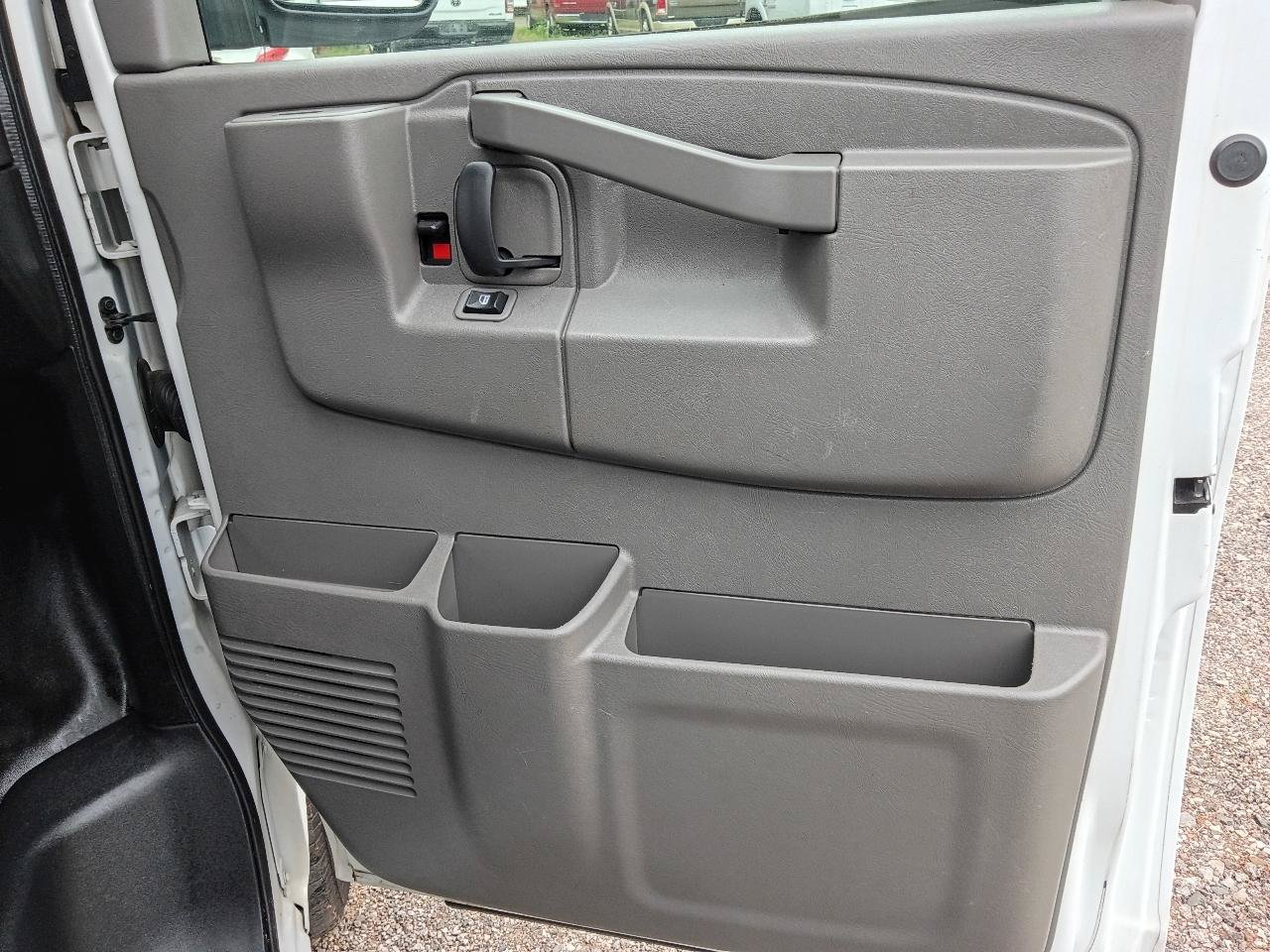 Used 2017 Chevrolet Express 2500 RWD image 16