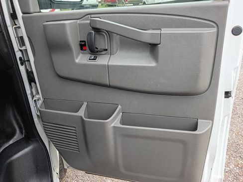 Used 2017 Chevrolet Express 2500 RWD image 16