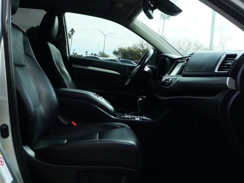 Used 2019 Toyota Highlander XLE image 31