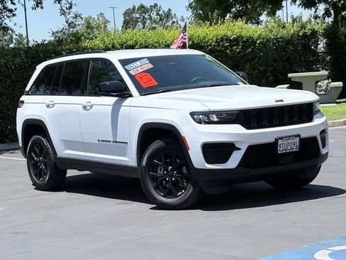 Used 2025 Jeep Grand Cherokee Altitude AWD/4WD image 2