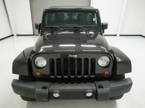 Used 2013 Jeep Wrangler Unlimited Sahara AWD/4WD image 2