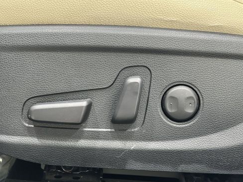 Used 2019 Kia Cadenza Technology image 12