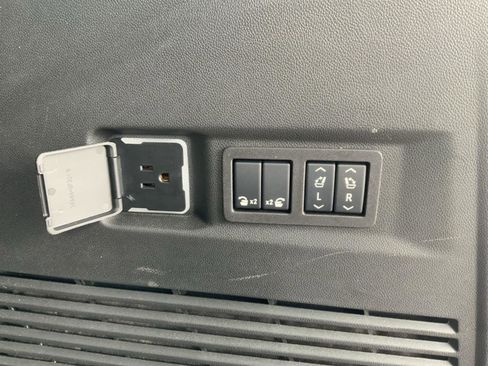 Used 2025 GMC Yukon Elevation w/ Elevation Premium Package image 9