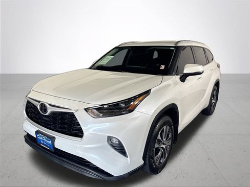 Used 2022 Toyota Highlander XLE AWD/4WD image 2