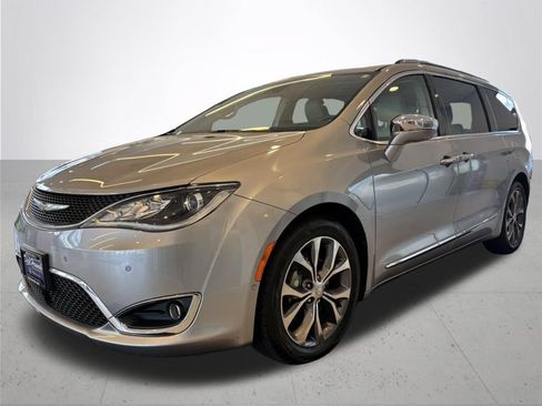 Used 2017 Chrysler Pacifica Limited FWD image 2